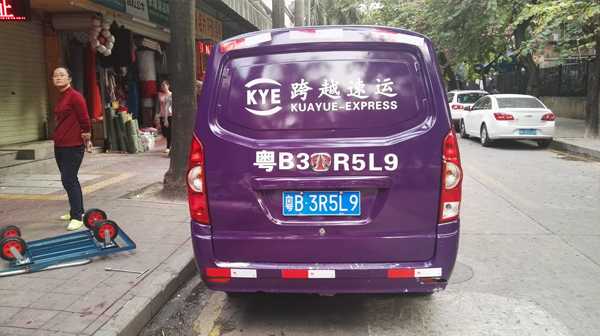 跨越速运面包车车体广告制作,深圳面包车身贴广告制作