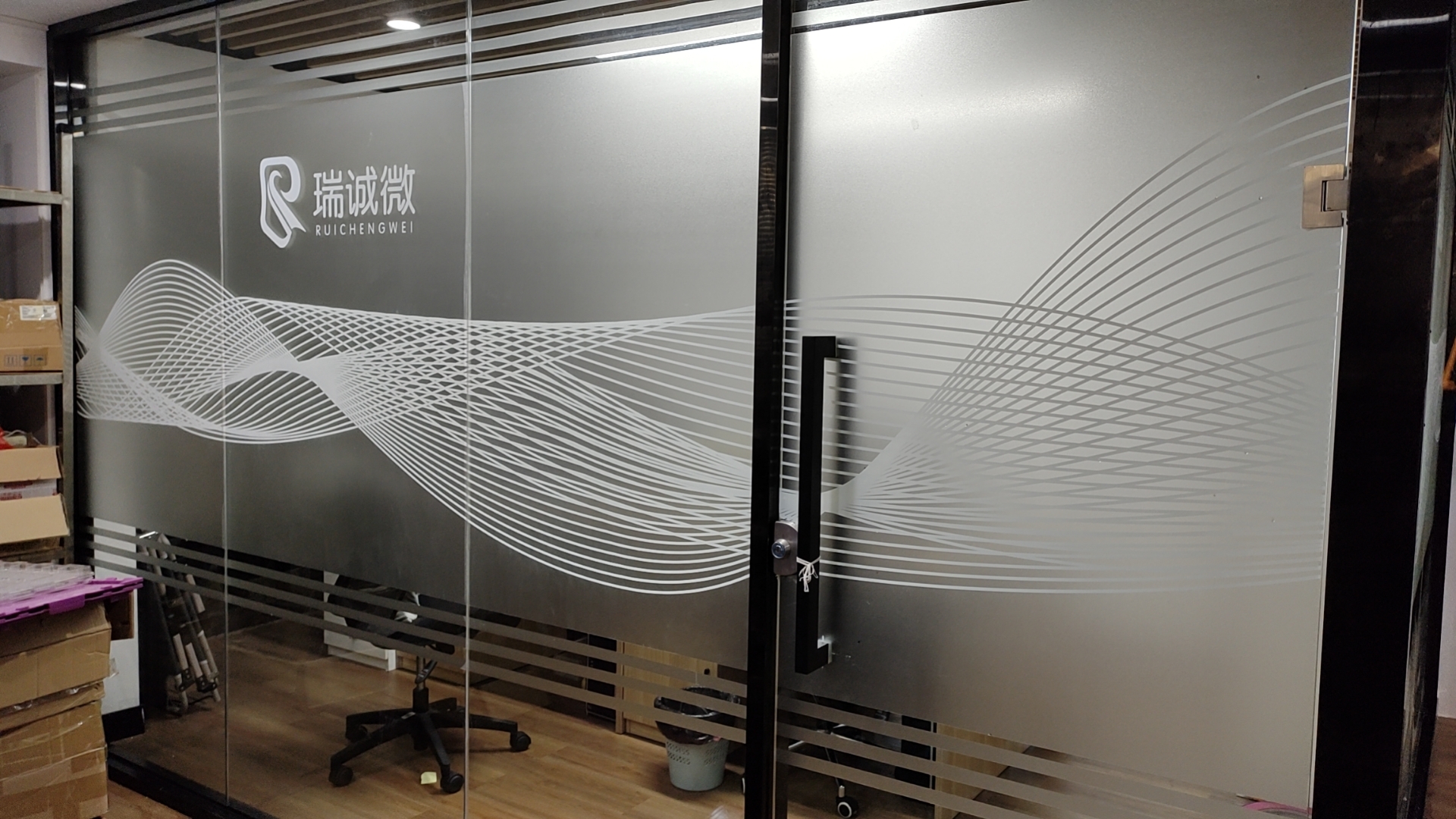 深圳玻璃贴喷印哪家强？隔紫外线/提升形象，铭辉广告一站式解决